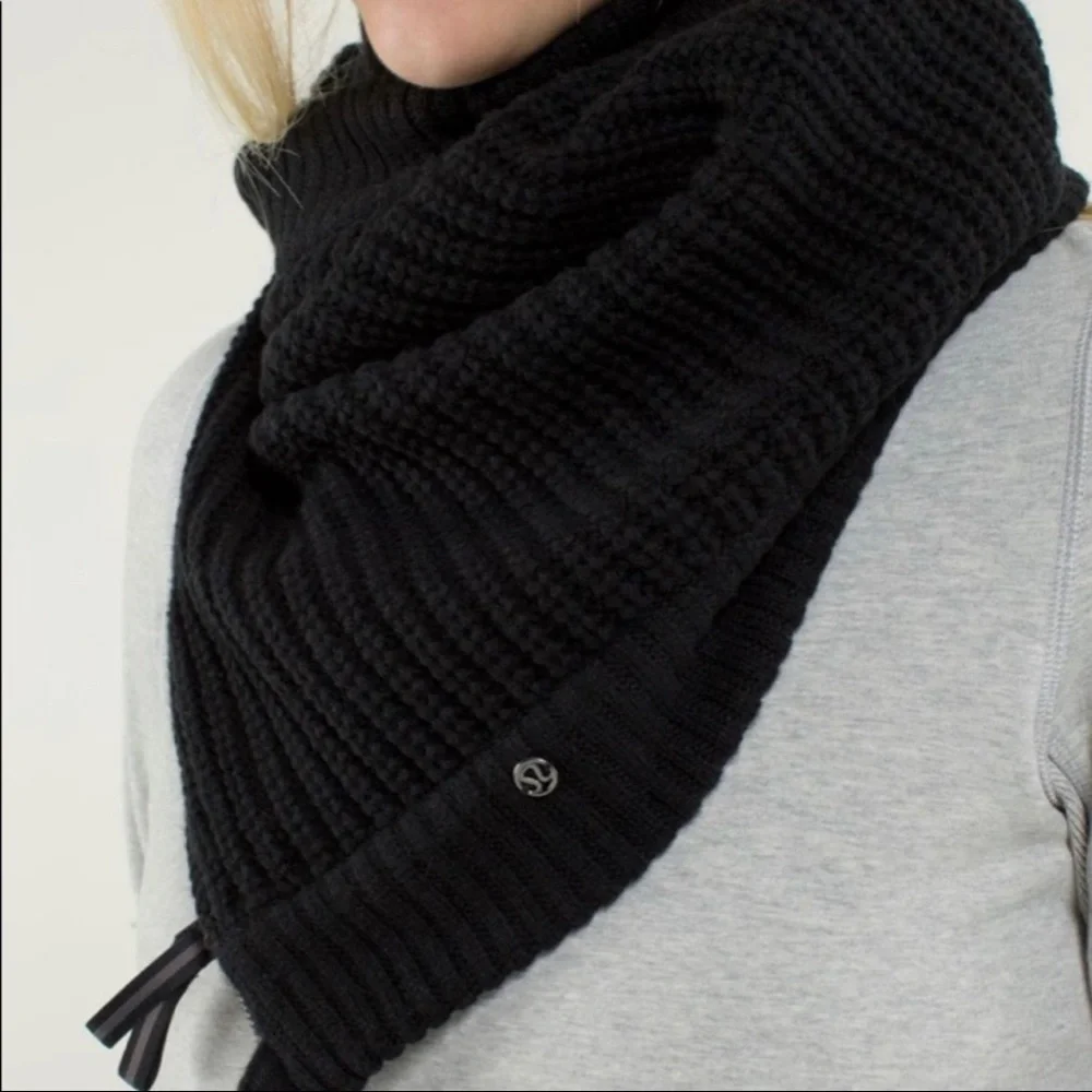 Lululemon Falling Freely Neck Warmer Scarf Knit Zip Up Black OS